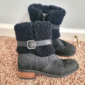 Ugg black leather boots with shearling cuff Size 7 Buckles & Fur